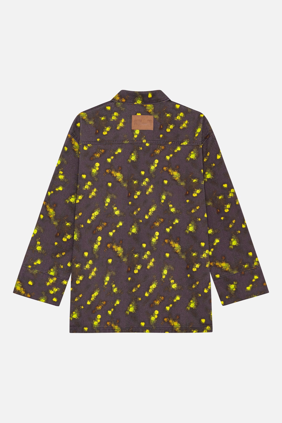 Set bagfra: en mørk kulgrå jakke med spids krave, spredt blomstermønster i gult og grønt og en brun logopatch.