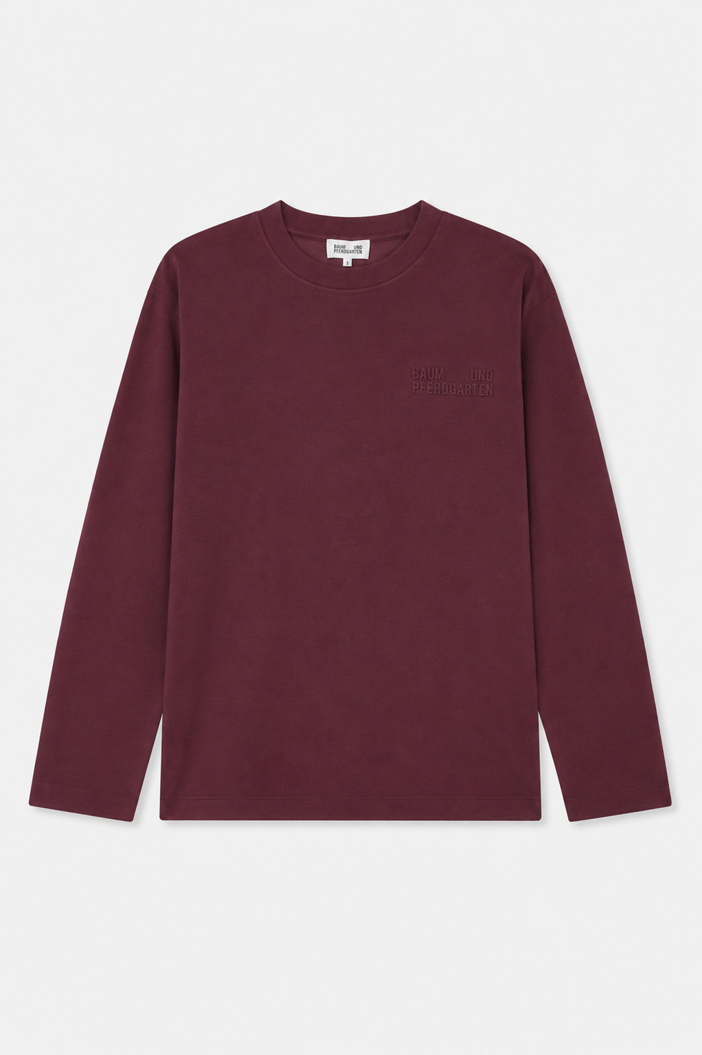 Set forfra: bordeaux langærmet t-shirt med rund hals og diskret tone-i-tone Baum und Pferdgarten-tekst på brystet.