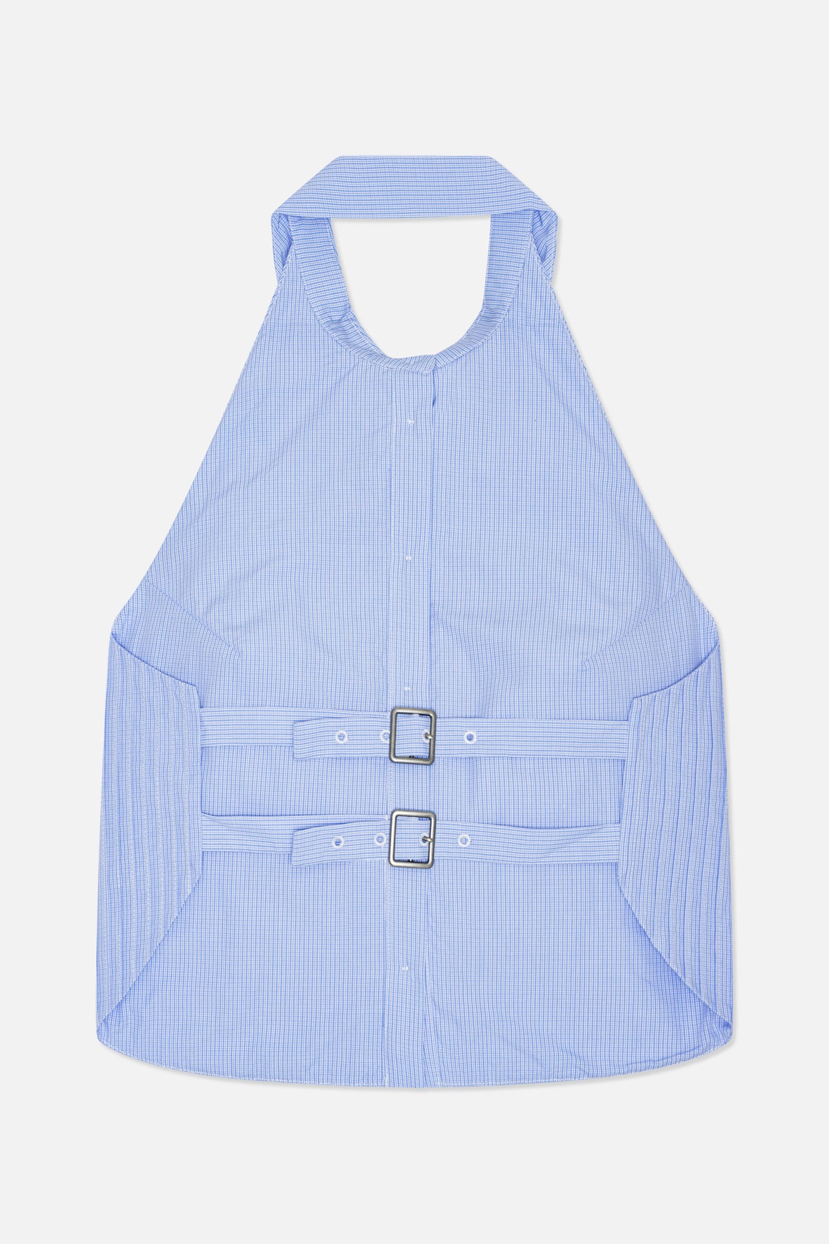 Blå- og hvidternet gingham ærmeløs kjole med halterneck, knapper foran og to bæltestropper med spænder i taljen, vist forfra.