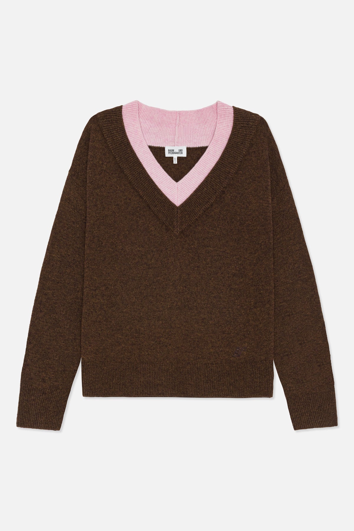 Forfra: en brun strikket sweater med kontrastfarvet pink V-hals og ribstrikkede manchetter og ribbet kant forneden.