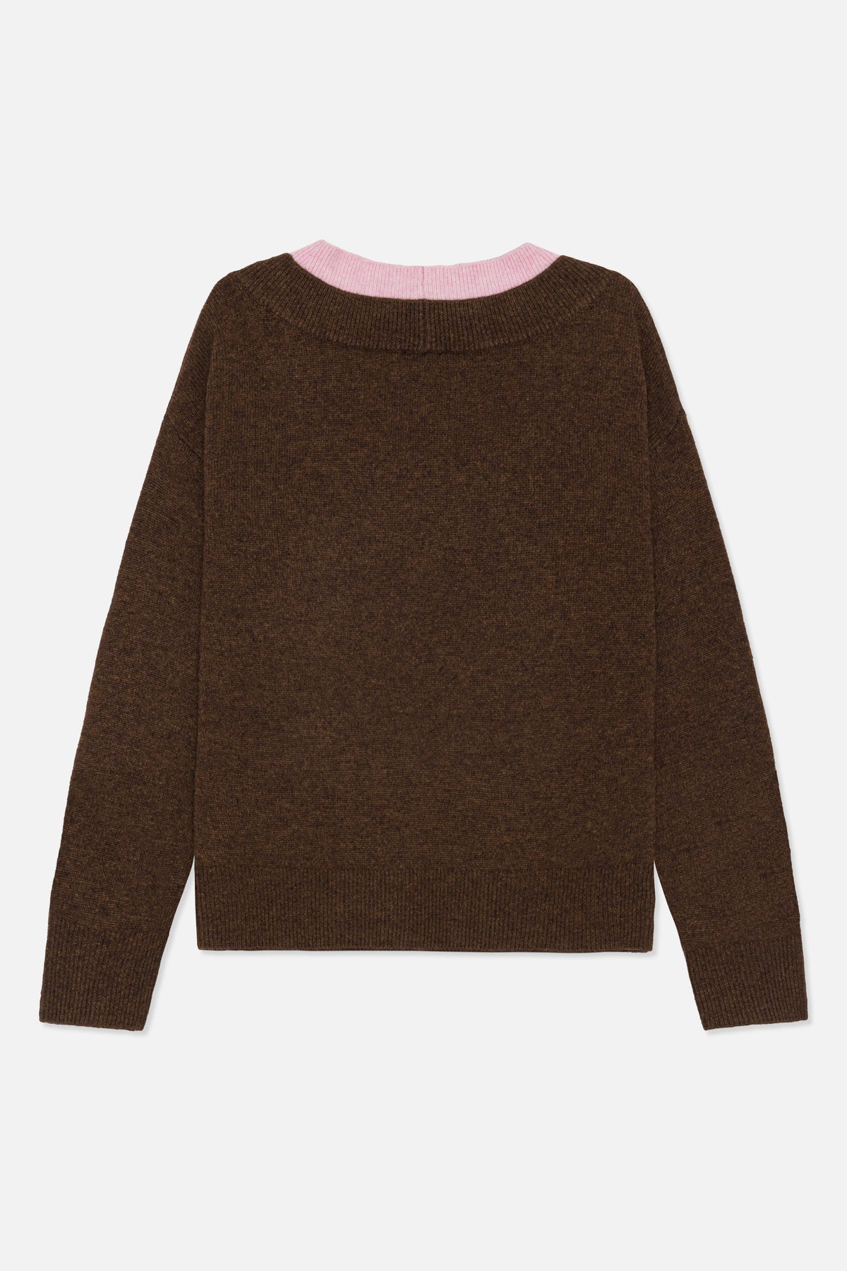Forfra af en mørkebrun striksweater med kontrast i en lys rosa ribstrikket rund hals samt ribstrikkede manchetter og bund.