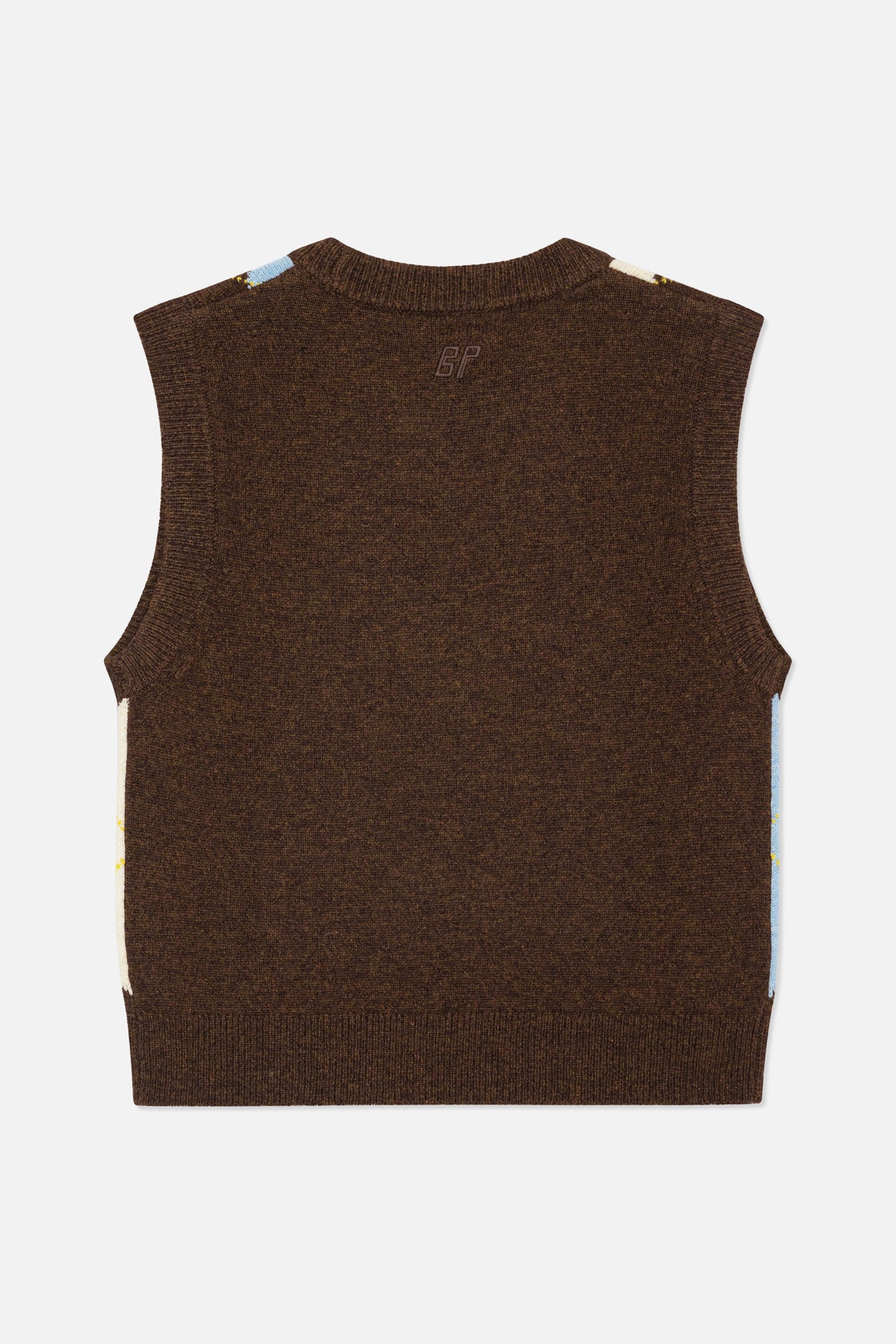 Set bagfra en mørkebrun strikket ærmeløs sweatervest med ribkanter og lyseblå og cremefarvede kontraststriber.