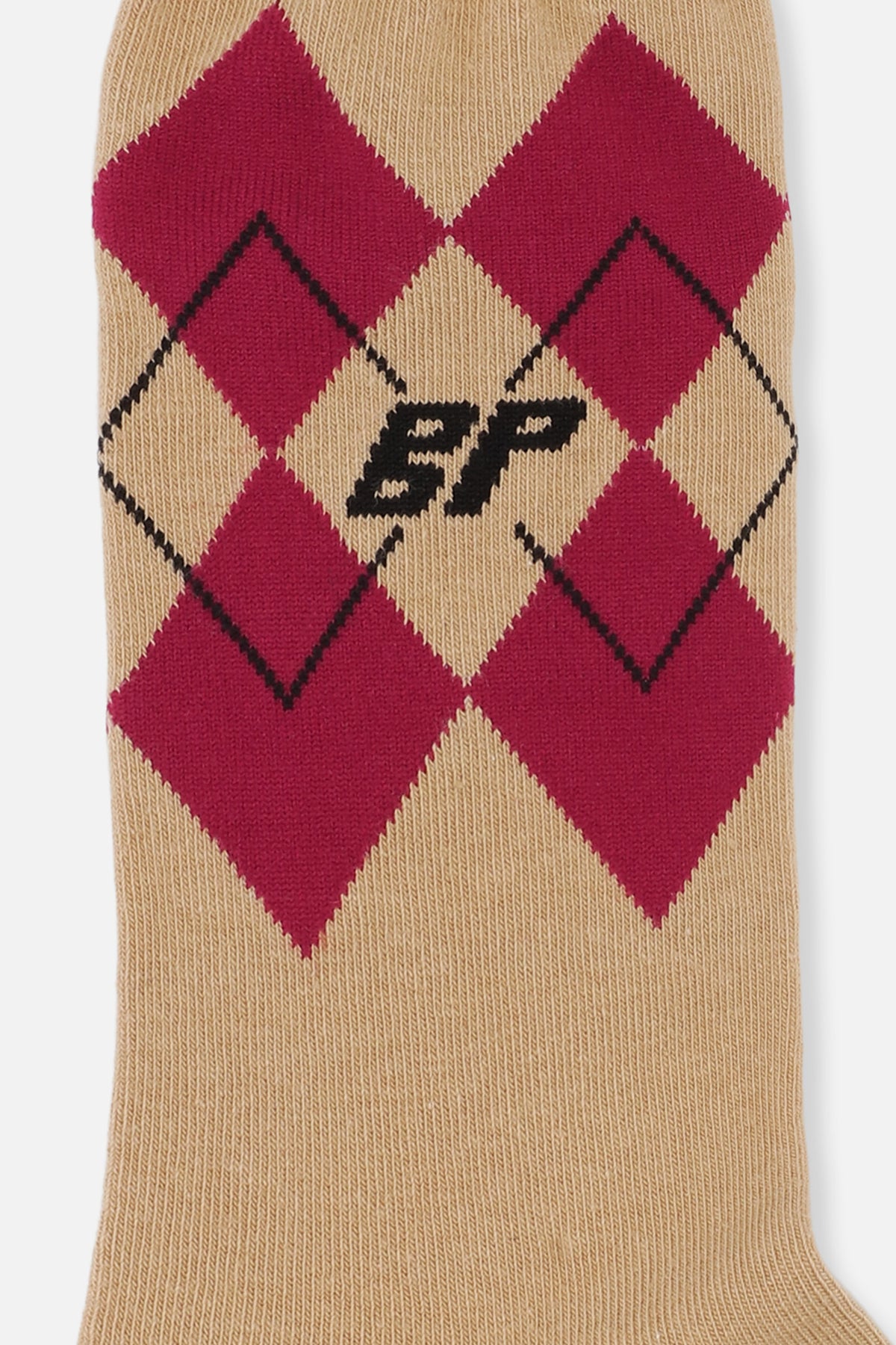 Nærbillede af en beige strikket sok med burgunderrøde argyle-diamanter, sorte konturer og et sort BP-monogram.