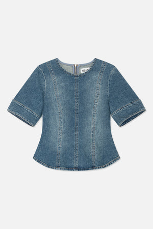 Bagfra ses en blå denimtop med korte, vide ærmer, rund halsudskæring, vertikale panelsømme og en kort lynlås midt på ryggen.