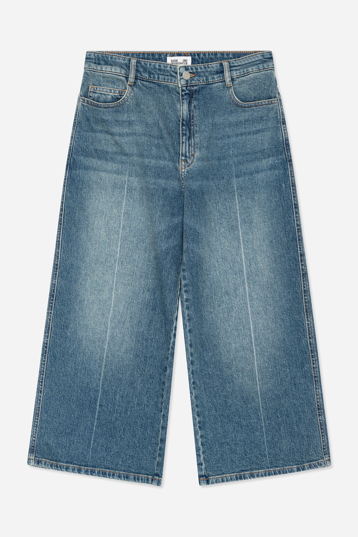 Forfra: blåvaskede jeans i denim med orange syninger, bæltestropper, knapgylp og buede forlommer.