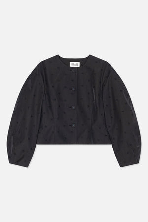 Forfra: sort cropped jakke med rund halsudskæring, lange voluminøse ærmer, knapper foran og spredte ton-i-ton broderede motiver.