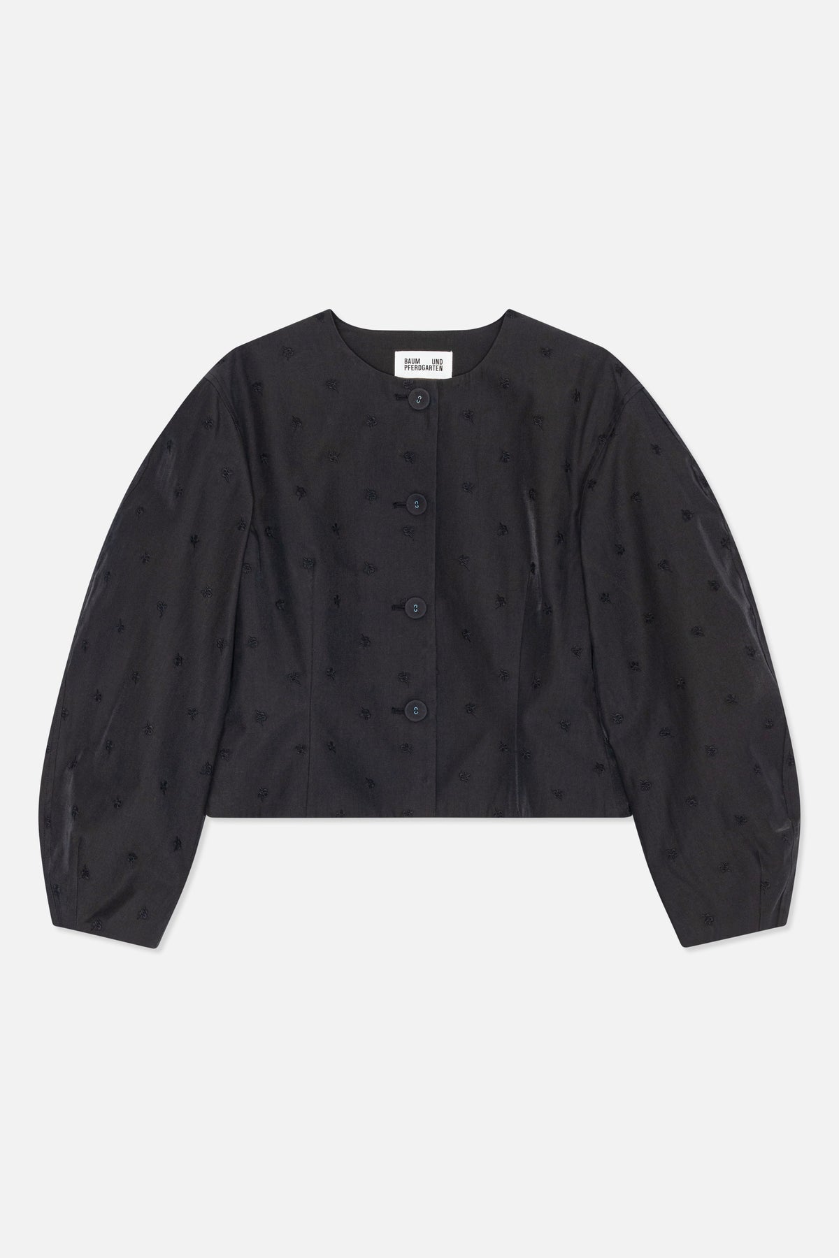 Forfra: sort cropped jakke med rund halsudskæring, lange voluminøse ærmer, knapper foran og spredte ton-i-ton broderede motiver.