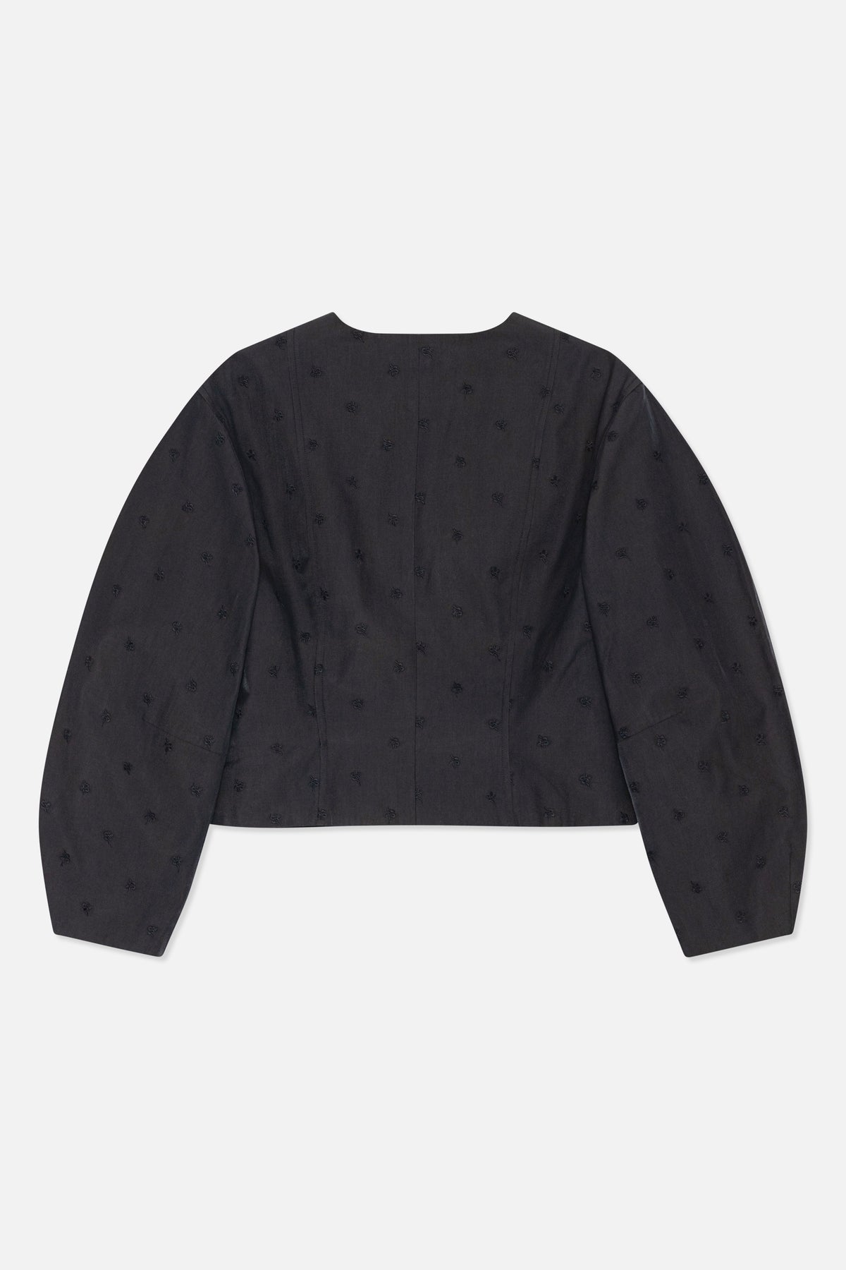 Set bagfra en koksgrå langærmet top med bred halsudskæring, formsyede panelsømme og spredte ton-i-ton blomstermotiver.