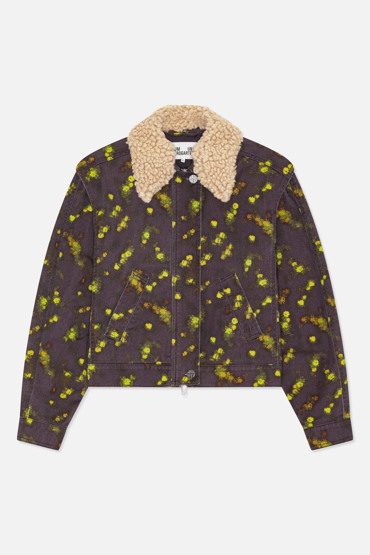Forfra en mørk koksgrå denimjakke med spredt blomsterprint i gulgrøn og orange, skrå paspolerede lommer og en kraftig, cremet krave med struktur.