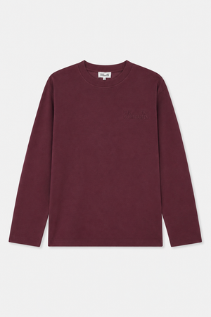 Set forfra: bordeaux langærmet t-shirt med rund hals og diskret tone-i-tone Baum und Pferdgarten-tekst på brystet.