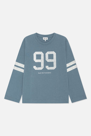 Blågrå langærmet t-shirt med rund hals, slidt hvidt "99"-print og to striber på ærmerne, vist forfra.