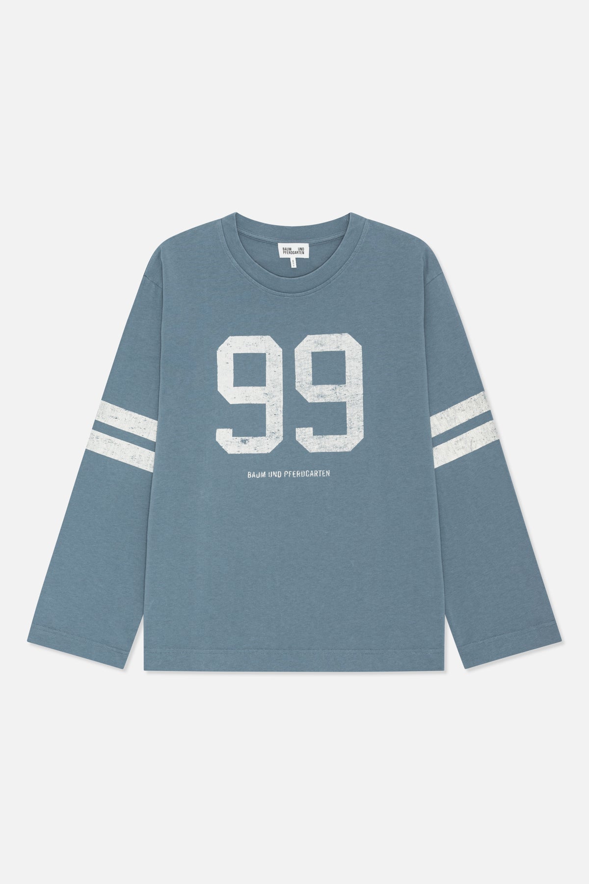 Blågrå langærmet t-shirt med rund hals, slidt hvidt "99"-print og to striber på ærmerne, vist forfra.
