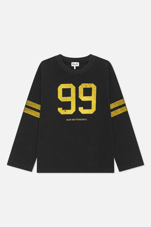 Set forfra af en sort langærmet top med rund hals, slidt gul '99'-tekst og matchende ærmestriber.