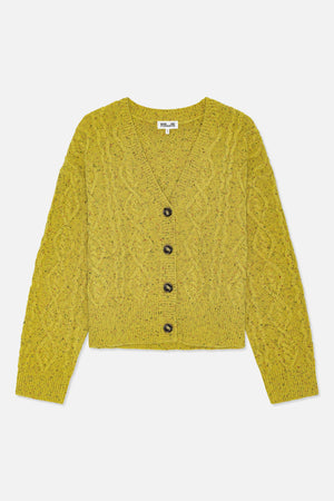Forfra af en sennepsgul, meleret kabelstrikket cardigan med v-hals, mørke knapper og ribkant.