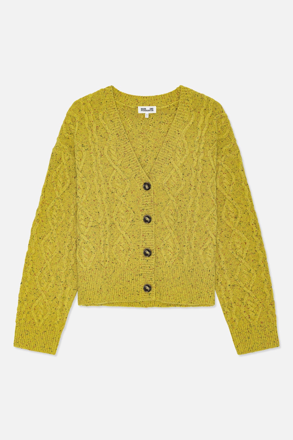 Forfra af en sennepsgul, meleret kabelstrikket cardigan med v-hals, mørke knapper og ribkant.