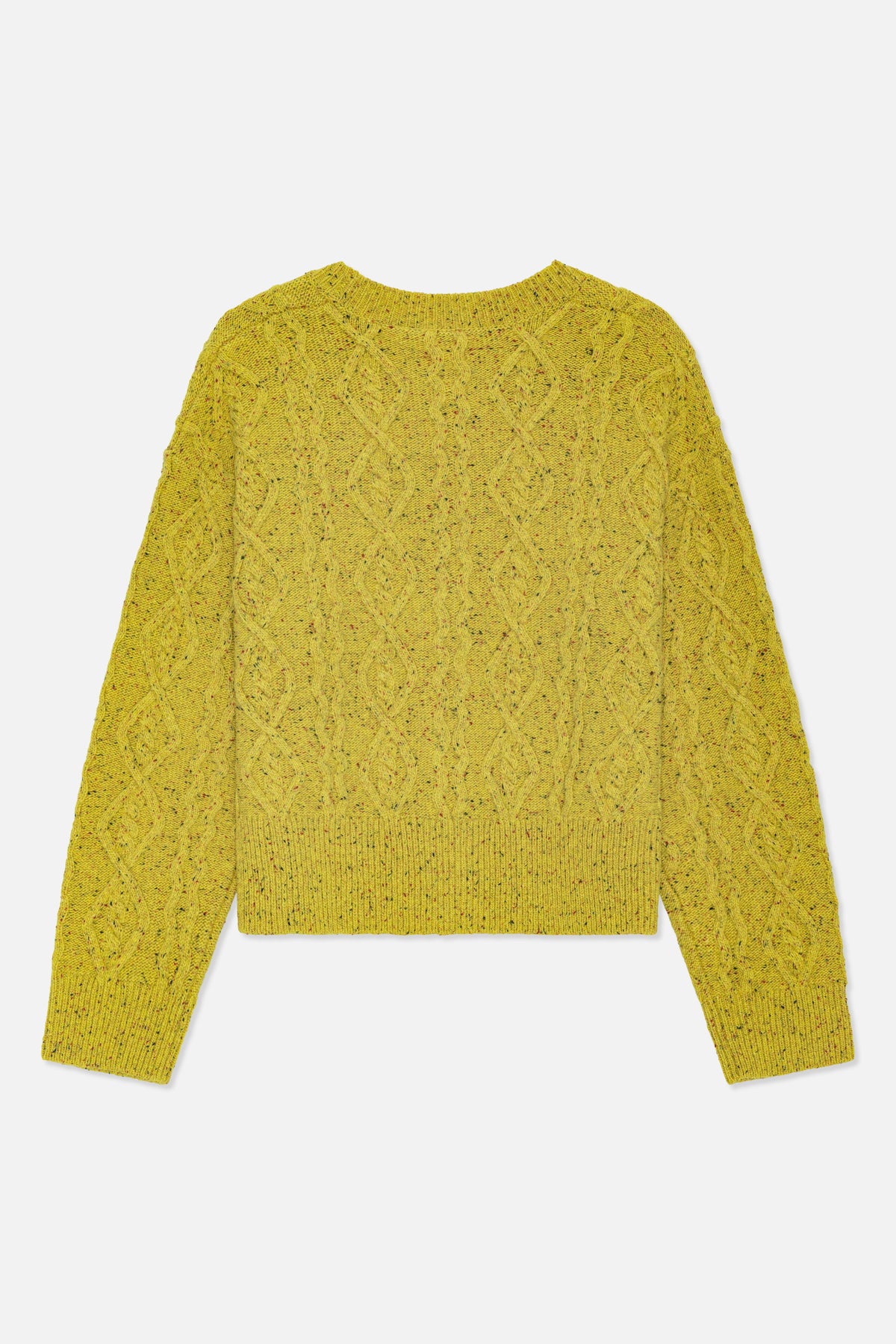 Set forfra: chartreuse plettet kabelstriksweater med rund hals, lange ærmer og ribkanter