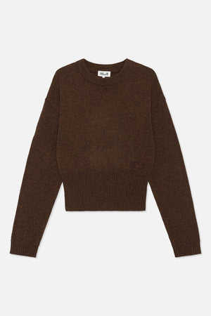 Forfra billede af en mørkebrun melangestrikket Sweater med rund hals, lange ærmer, ribkant forneden og ved ærmerne samt lille brystemblem.
