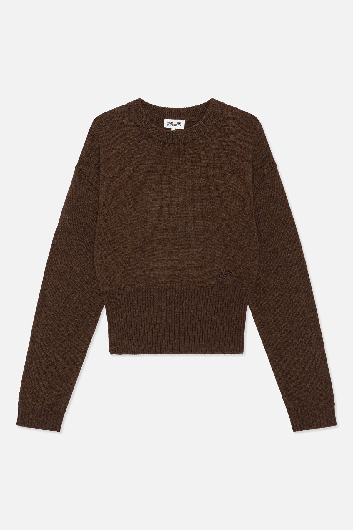 Forfra billede af en mørkebrun melangestrikket Sweater med rund hals, lange ærmer, ribkant forneden og ved ærmerne samt lille brystemblem.