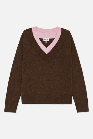 Forfra: en brun strikket sweater med kontrastfarvet pink V-hals og ribstrikkede manchetter og ribbet kant forneden.