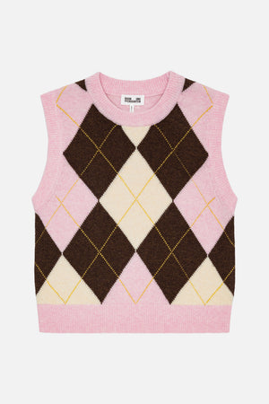 Forfra af en ærmeløs strikkevest med pink, brun og cremefarvet argylemønster, fine gule detaljer og ribkanter.