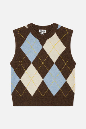 Forfra: en brun, strikket sweatervest uden ærmer med blå og cremefarvede argyle-ruder og gule syninger.