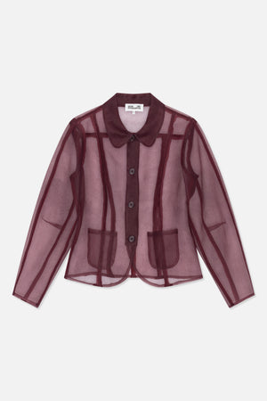 Forfra: en let gennemsigtig mauve skjorte med knapper, mørke bordeaux striber i gittermønster, afrundet krave, lange ærmer og to påsyede lommer.