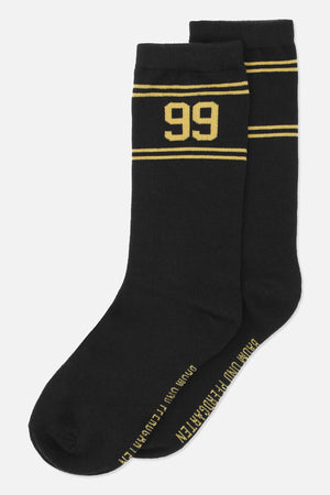 Par sorte crewstrømper med gule striber, et stort "99"-motiv og tekst langs sålerne.