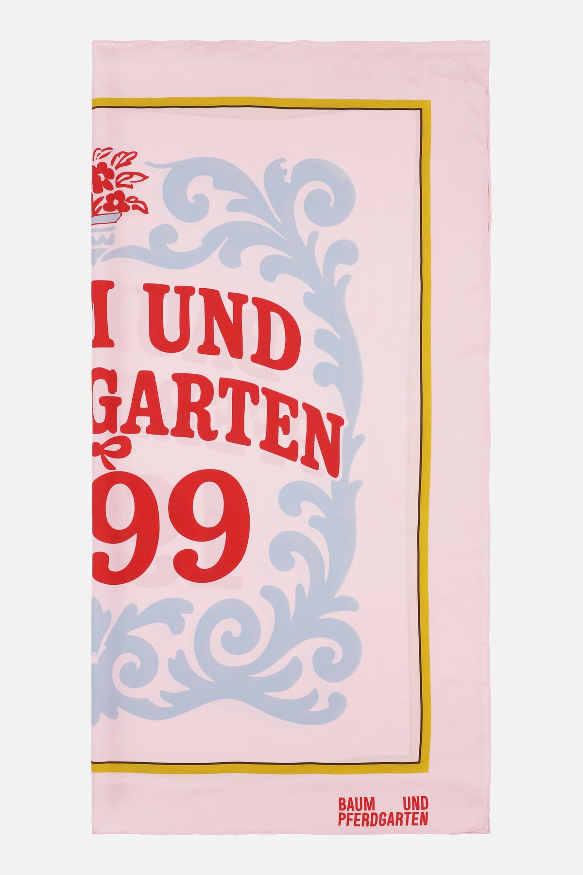 Rektangulært tørklæde i pink med store røde bogstaver, lyseblå ornamentale ranker, gul og brun kant og et Baum und Pferdgarten-logo.